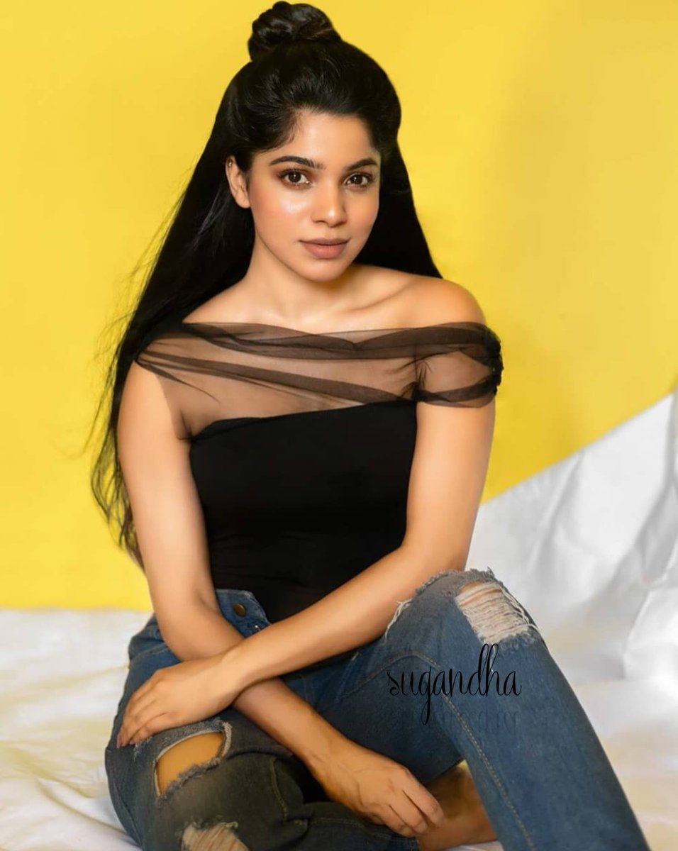 कोई तरकीब सोचो वक्त को रोको यारों..💞
___________🌿
सुबह  देखी ही  नहीं शाम हुऐ  जाती है......🥀

#सुप्रभात_जिंदगी
#सुगंधा
#जय_श्री_गणेश
#हसरतें_ए_जिंदगी ❣️