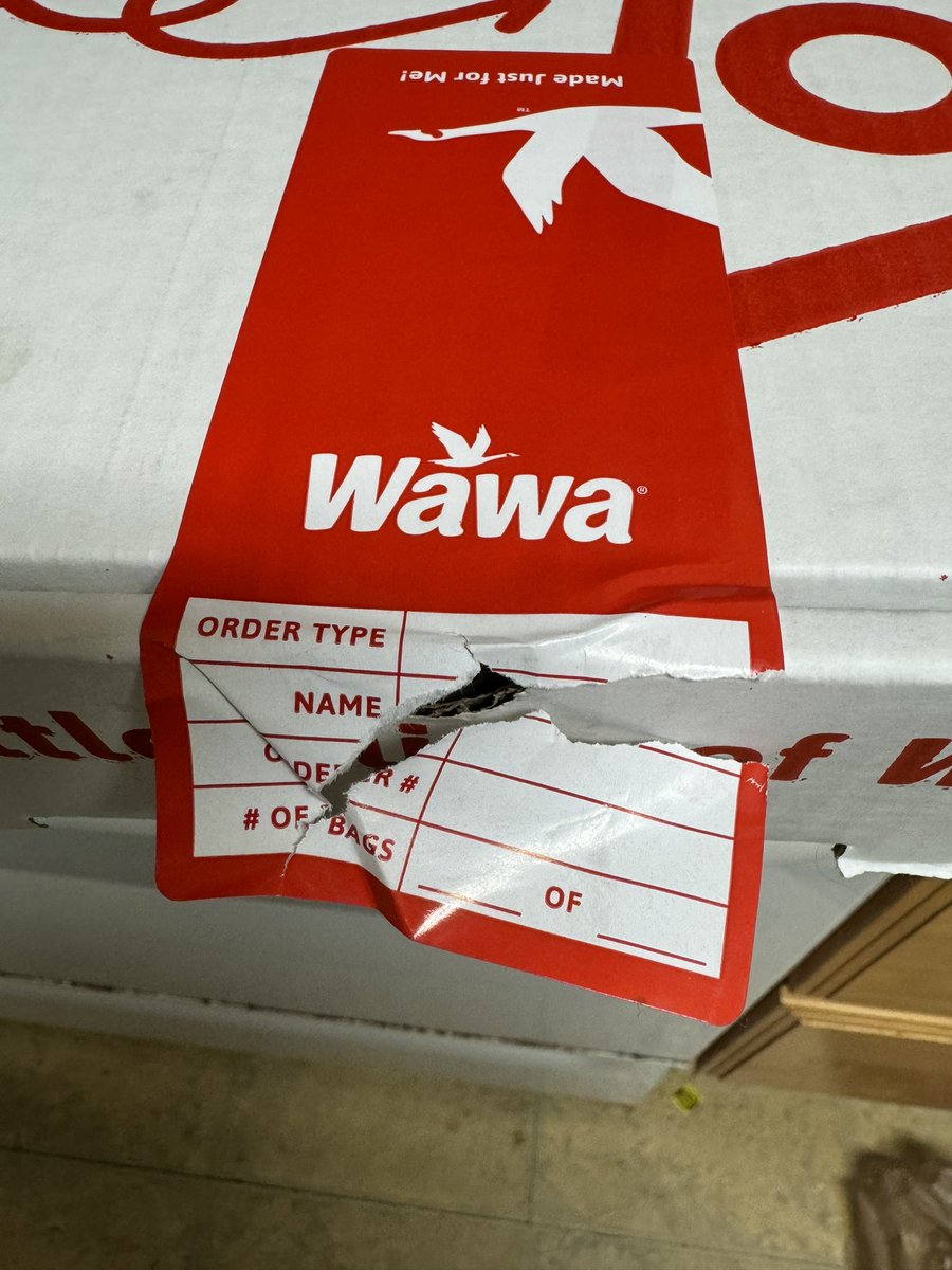LillGidget's tweet photo. @Grubhub I don’t know what kind of thieves you hire as drivers but my pizza was delivered with a slice missing! I knew something was wrong when the sticker was broken from the box! https://t.co/n7LnylsPuo