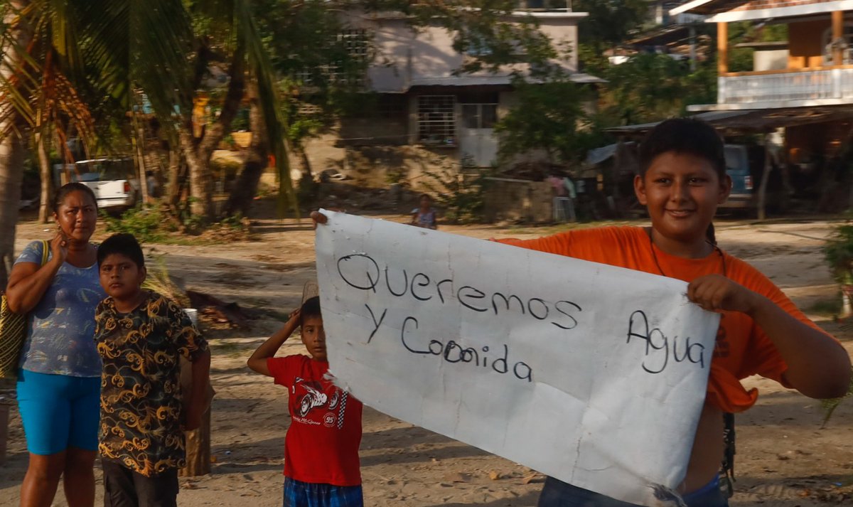 Tlachinollan's tweet photo. 📌 Desolación, incertidumbre y desesperación | @Tlachinollan | 👀 Las familias del #Acapulco rural, sumidas en el abandono y la pobreza ancestral perdieron sus viviendas y sus cosechas. 
👉 https://t.co/CmpVq24C0w https://t.co/949ZjoUpC1