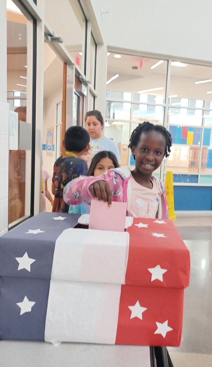 DVISD_SES's tweet photo. Today Smith Stallions got a chance to participate in Student Senate Elections. Everyone was so excited to cast their vote and be part of the process! #WeVoted #ProudStallions #ParticipationIsKey https://t.co/hOGMhtrybN