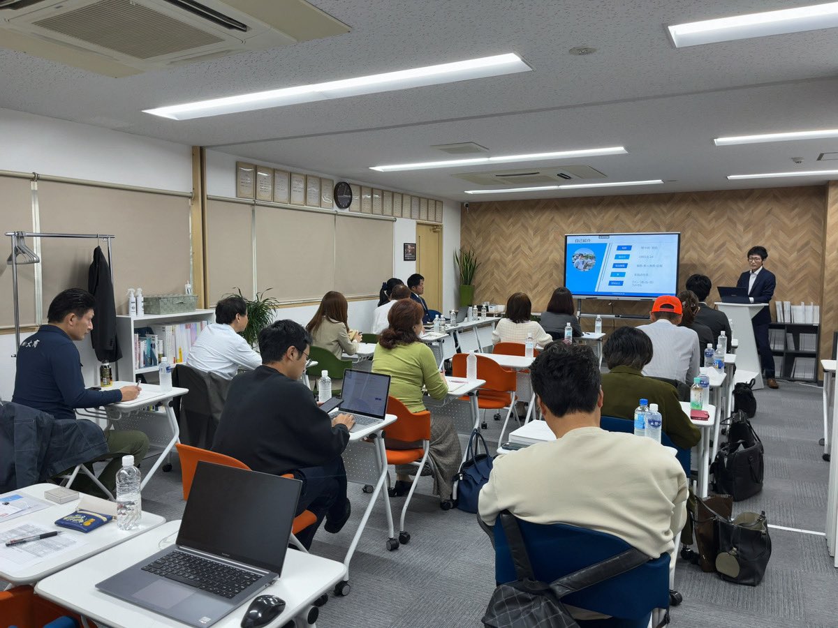 seidensya2525's tweet photo. 先日、採用セミナーにて講師を務めさせていただきました💡
「攻める採用、求められる企業教育」をテーマに自社の採用と教育についてお話させて頂きました。

多様性が求められる時代です。
これから企業が生き残るには個人の価値観を尊重し、受け入れること。
組織として活用していくことが大切です。 https://t.co/rRvQ1Ww3cV