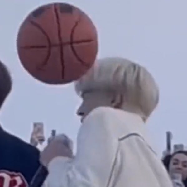 ยืนอยู่เจ็ดแต่เจ้บคนเดียว ૮.• ·̭ •̥ ა