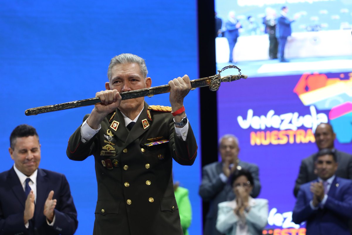 Con orgullo ascendí al grado de General de Brigada del Ejército Bolivariano y entregué la réplica de la espada del Libertador Simón Bolívar al Coronel Pompeyo José Torrealba Rivero, reconocido por su vasta trayectoria como historiador y experto en la Guayana Esequiba durante los