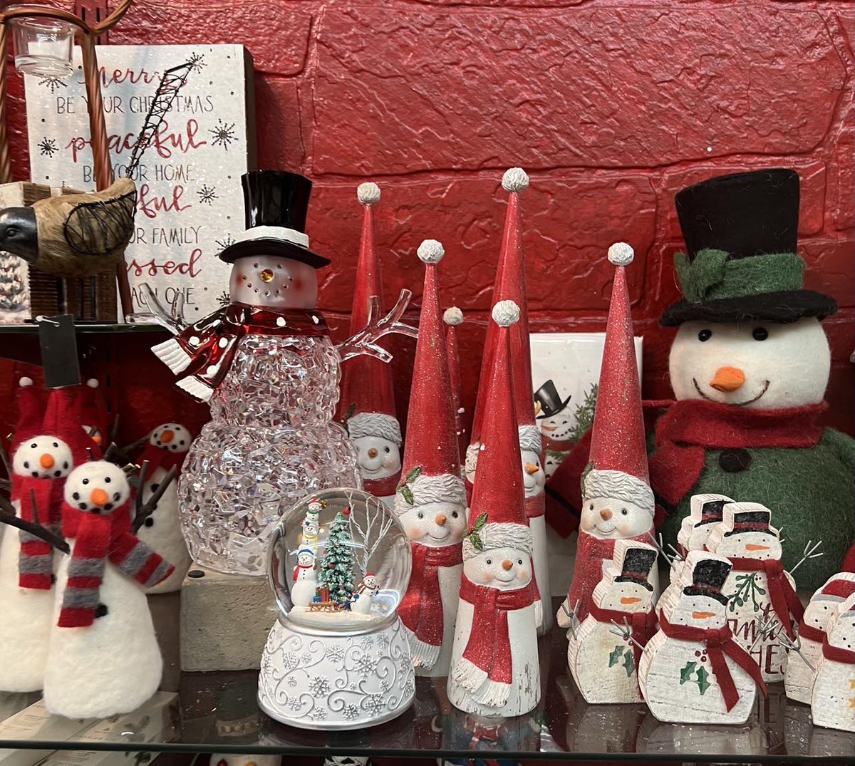 NeillsFlowers's tweet photo. We are excited to see you thus Sunday, November 12th 10am-4pm for our Holiday Open House. #PullmansChristmasPlace #ShopPullman https://t.co/n1Za1JKJwt