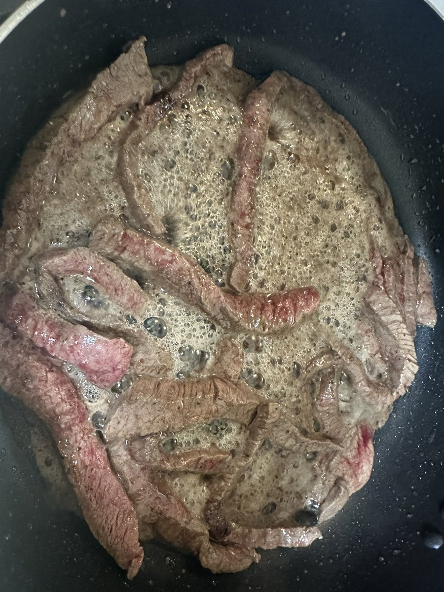 hudy315's tweet photo. Here’s to starting a new chapter of life. Going to be making cooking and food content when I can. Here’s what I started with tonight! A kind of spicy soy garlic sauce with steak and broccoli and some rice on the side to mix in for lunch tomorrow! https://t.co/z8TiS6vyyo
