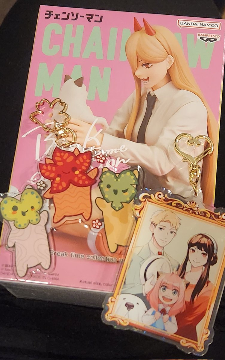 CrystalGemMira's tweet photo. ✨️Con loot/haul (not including snacks bc those didn't last long enough for pictures lol)✨️

•Breath of the Wild print &amp; SpyxFamily keychain/charm by @TangicArt
•Makima &amp; Denji by @iggysato
•Korok trio keychain/charm by @/digisune on IG 
#Nekocon #Nekocon25 #Nekocon2023 https://t.co/3KruoZP2W9
