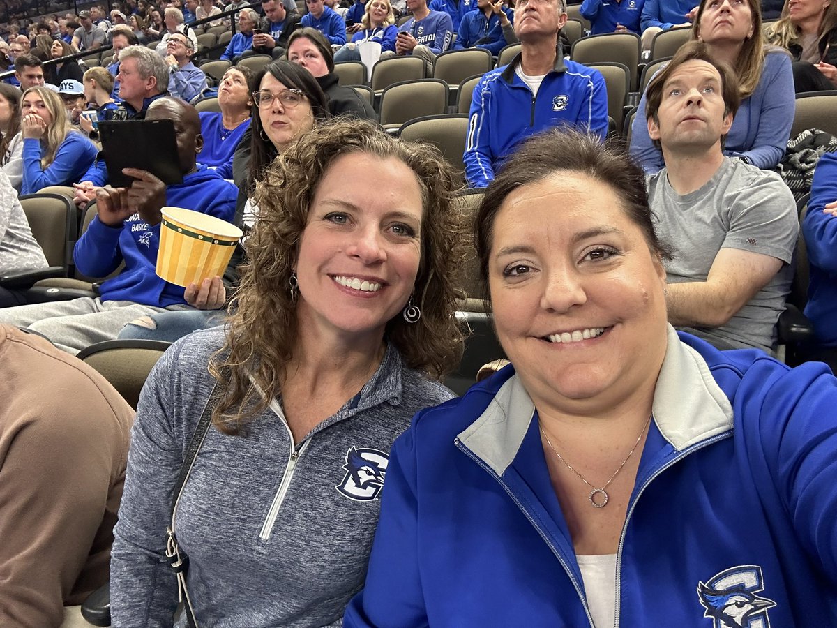 ChristinaHuggi2's tweet photo. Girls Night Out! #GoJays https://t.co/upCo57QXxJ