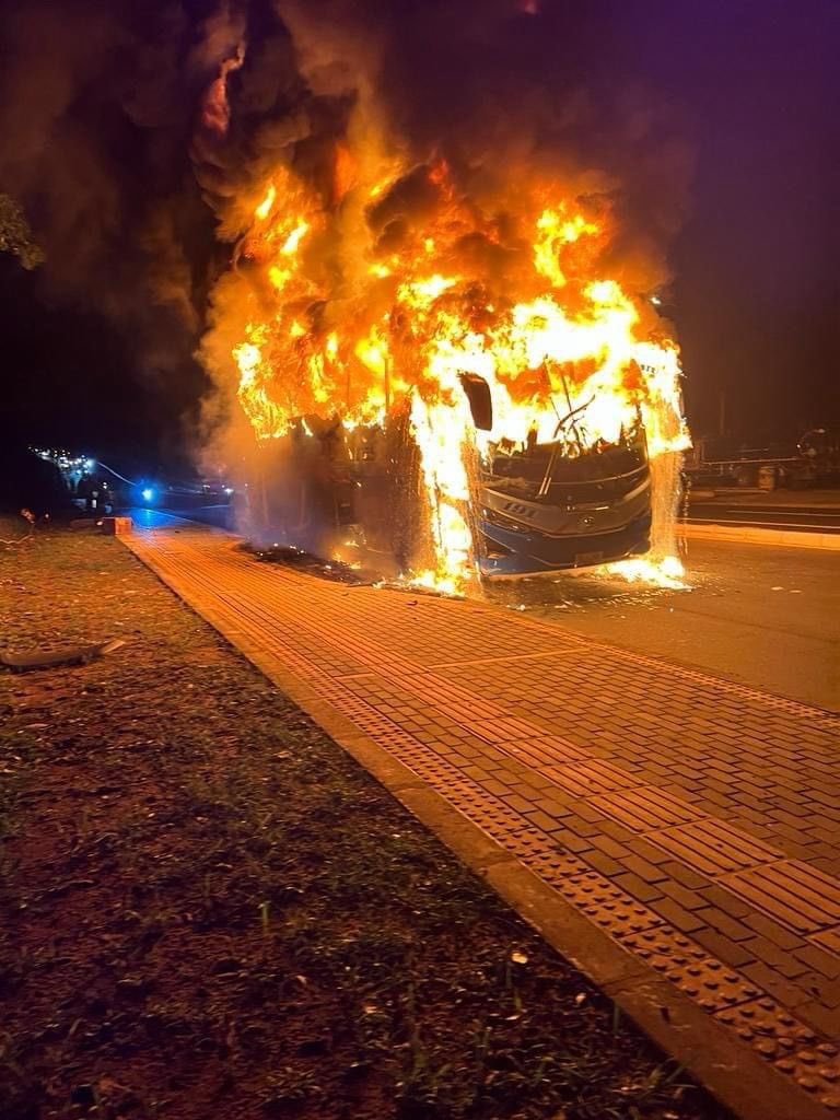 JotaPeHernandez's tweet photo. 🔴ATENCIÓN!! 2 bandidos armados que se identificaron como integrantes de “La Nueva Marquetalia” prendieron fuego a un bus de la empresa Libertadores en la vía Bogotá-Yopal. 
Triste ver a nuestro país tomado por las guerrillas, mientras el presidente está “volando” #DespiertePetro https://t.co/a7E92gLsMp