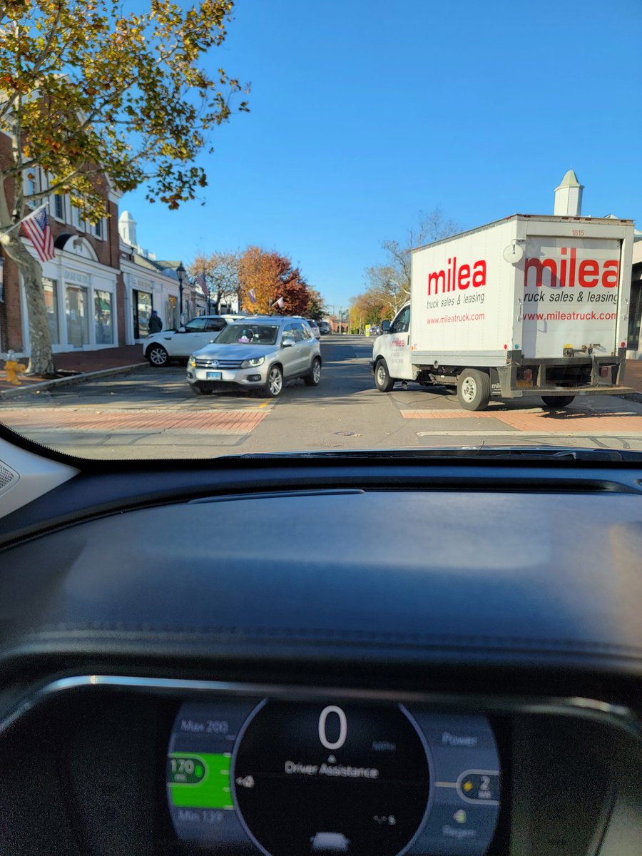 LeoK3's tweet image. Friday morning mash-up on Elm St #newcanaan #oneway #wrongway @NewCanaanite