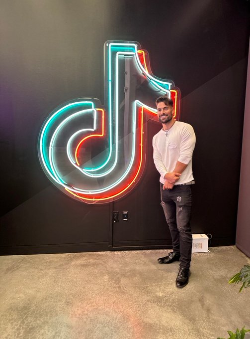 Live from @tiktok headquarters ❤️so happy even tho they even considered me 🇺🇸❤️ https://t.co/DqvgeLw<a class="tags" href="/tag/tiktok">@tiktok</a><a href="/tag/lafashionweek"class="tags"><span>#lafashionweek</span></a>