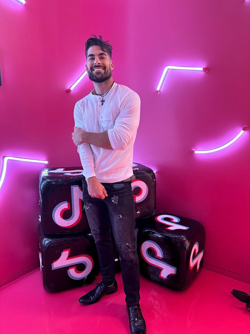 Live from @tiktok headquarters ❤️so happy even tho they even considered me 🇺🇸❤️ https://t.co/DqvgeLw<a class="tags" href="/tag/tiktok">@tiktok</a>