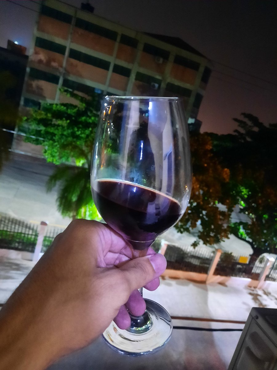 lllvi123's tweet photo. Bebendo pra esquecer a derrota de hoje e já pensando na de amanhã https://t.co/XiXBdE5fx8