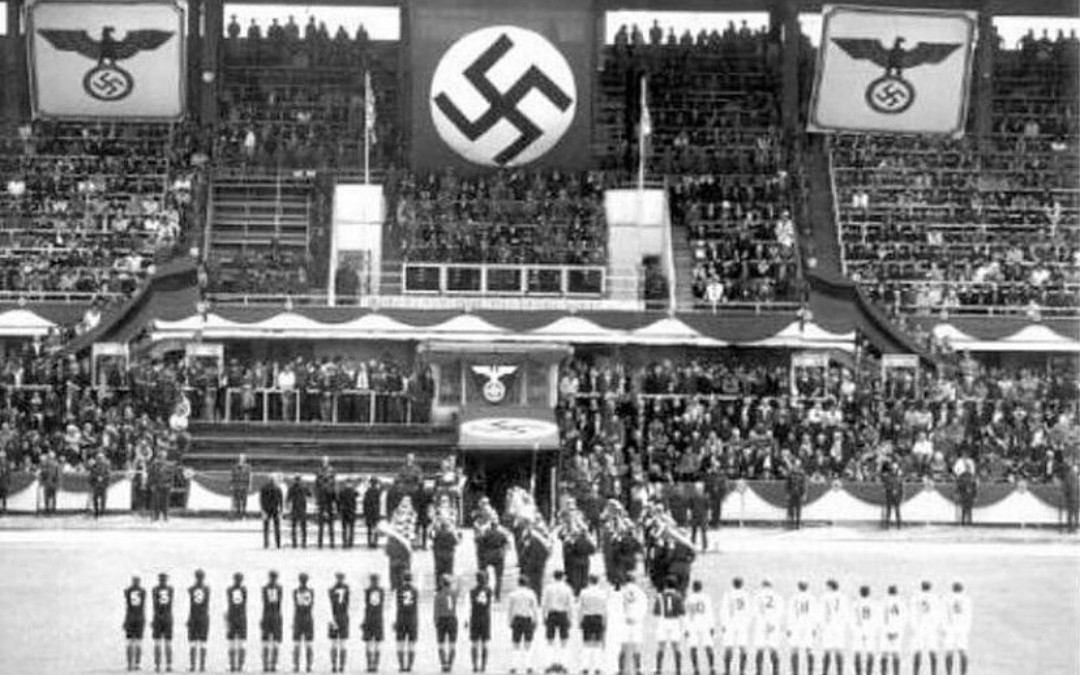 RelatocuriosoK's tweet photo. En el verano de 1942 Hitler orquestó un partido de fútbol entre prisioneros de guerra sovieticos y soldados del Tercer Reich.

El árbitro era un oficial de las SS y
los prisioneros eran jugadores del Dinamo de Kiev antes de la guerra.

Jugaron hambrientos, enfermos y con una advertencia "Si ganáis morís". GANARON, la dignidad peso más que el miedo). Unos fueron fusilados aún con la camiseta puesta poco después del partido. Otros torturados por la Gestapo hasta la muerte, y el resto fueron a campos de exterminio. Tres de ellos sobrevivieron para contar la historia.