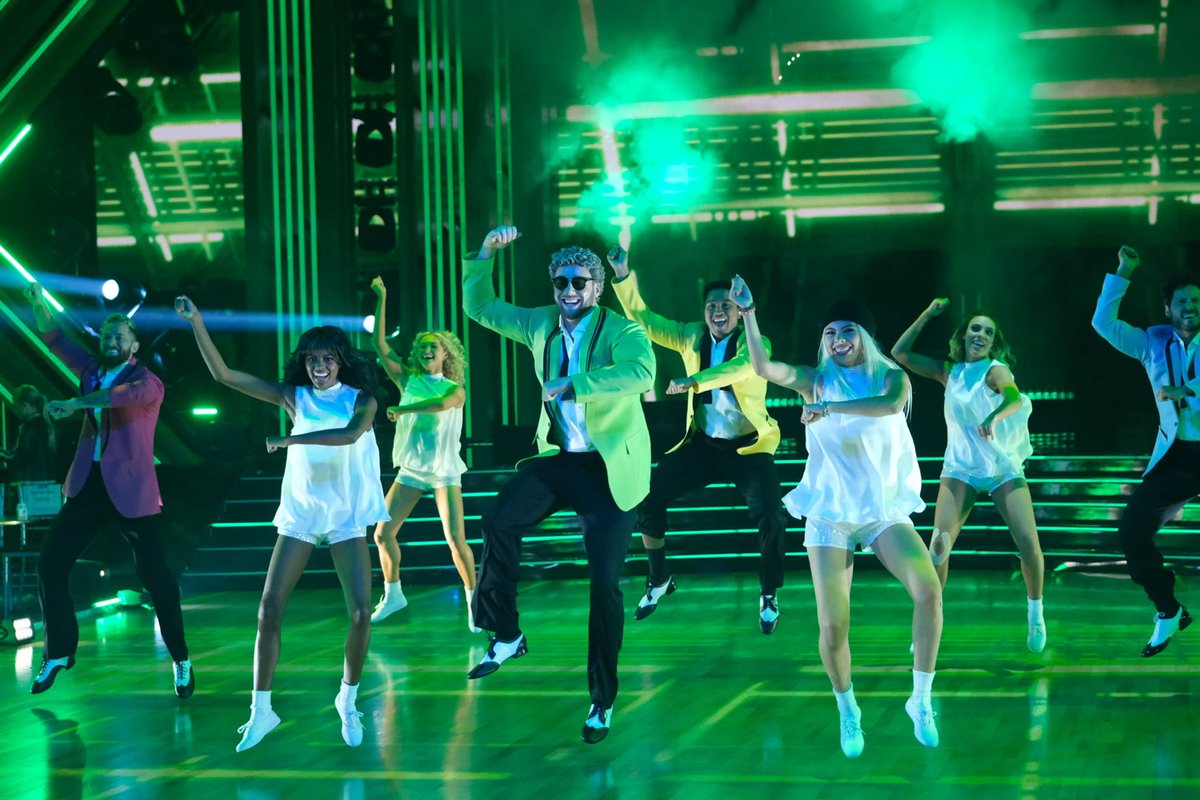 officialdwts's tweet image. #TeamYoungNStyle never goes out of style 🤩 #MusicVideoNight #DWTS @psy_oppa