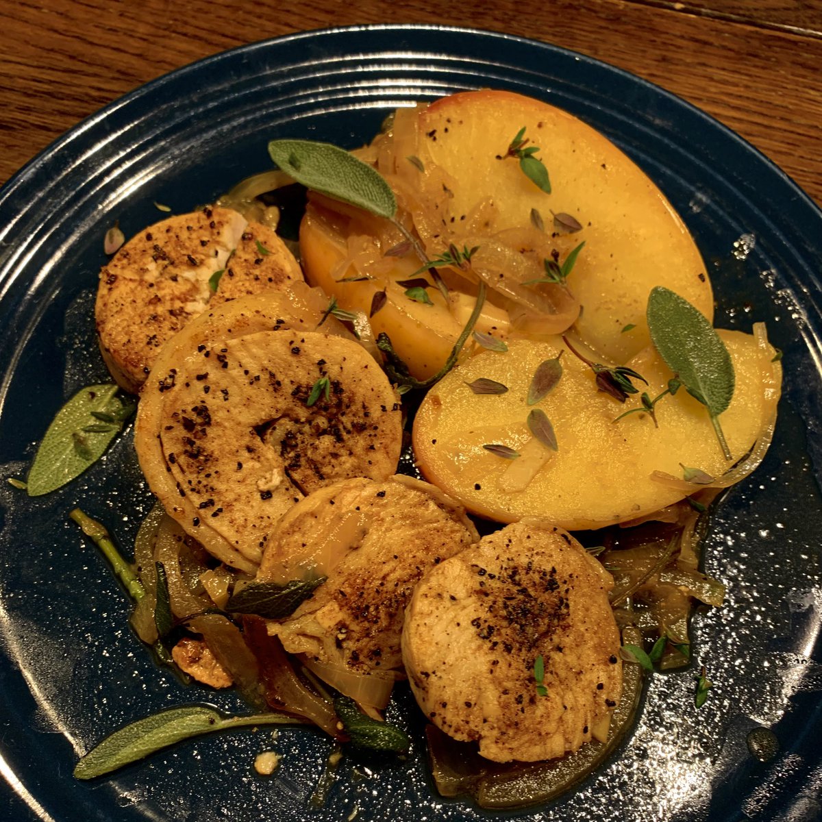 ・。✴︎. 。⚪︎・ ✴︎ . 。 昨日の夜ごはんは 鶏むね肉のフライパン焼き コーヒー、醤油、りんごの風味 でした🍽️ コーヒーの挽いた粉を調味料にするって斬新😳 #すすきの #すすきのメンズエステ #セラピスト #札幌メンズエステ #札幌セラピ