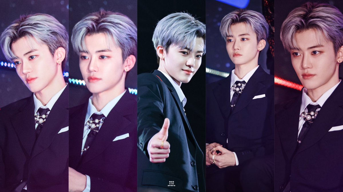 เว่อมาก ครบรอบ1ปีกับลุคนี้ที่งาน GMA ตอนนั้นแตกแตนทั้งทล. ผมสีเงินโคนดำในตำนานกลับบ้านมาพร้อมกับประโยค ‘who is this silver hair guy from NCT DREAM’ ติดเสิร์จไปเลยสิคะ ไม่พอแค่นั้นรูปอันนี้ก็มาจากฟคด้อมอื่นที่ถ่ายมาลงวัน April Fools Day ด้วย ลุคนี้แบบเริ่ดจริงคนโดนตกเพียบ😭🫠🫠🙏🏼