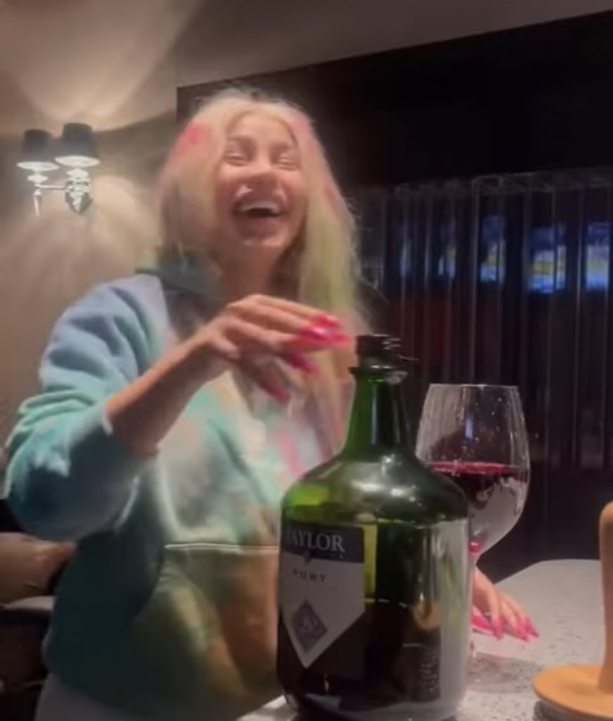 IAMZOLANSKI92's tweet image. Nicki have more rap songs than pop songs wtf you talking about lol #WriteARap