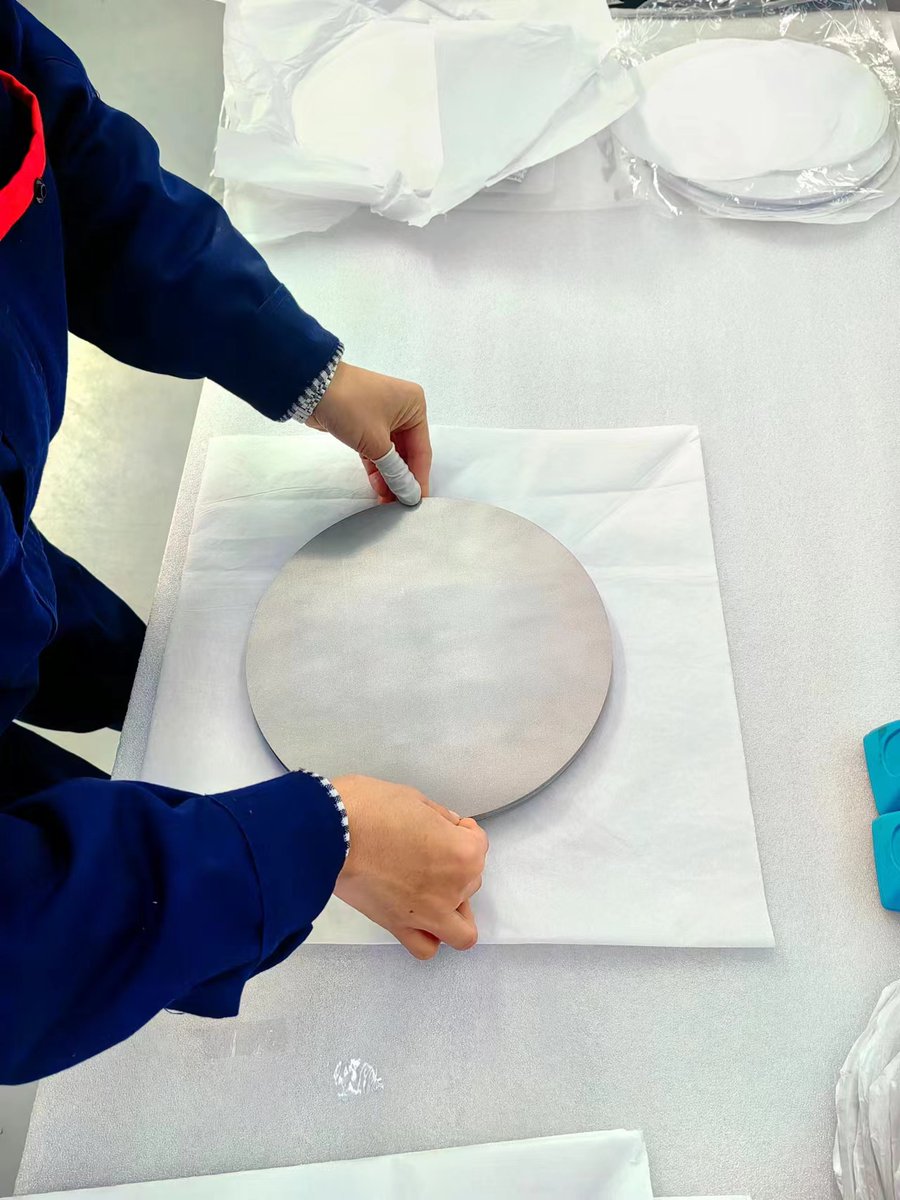250mm diameter sintered porous titanium plate for PEM electrolyzer.
#PTL #MPL #GDL #PEMWE