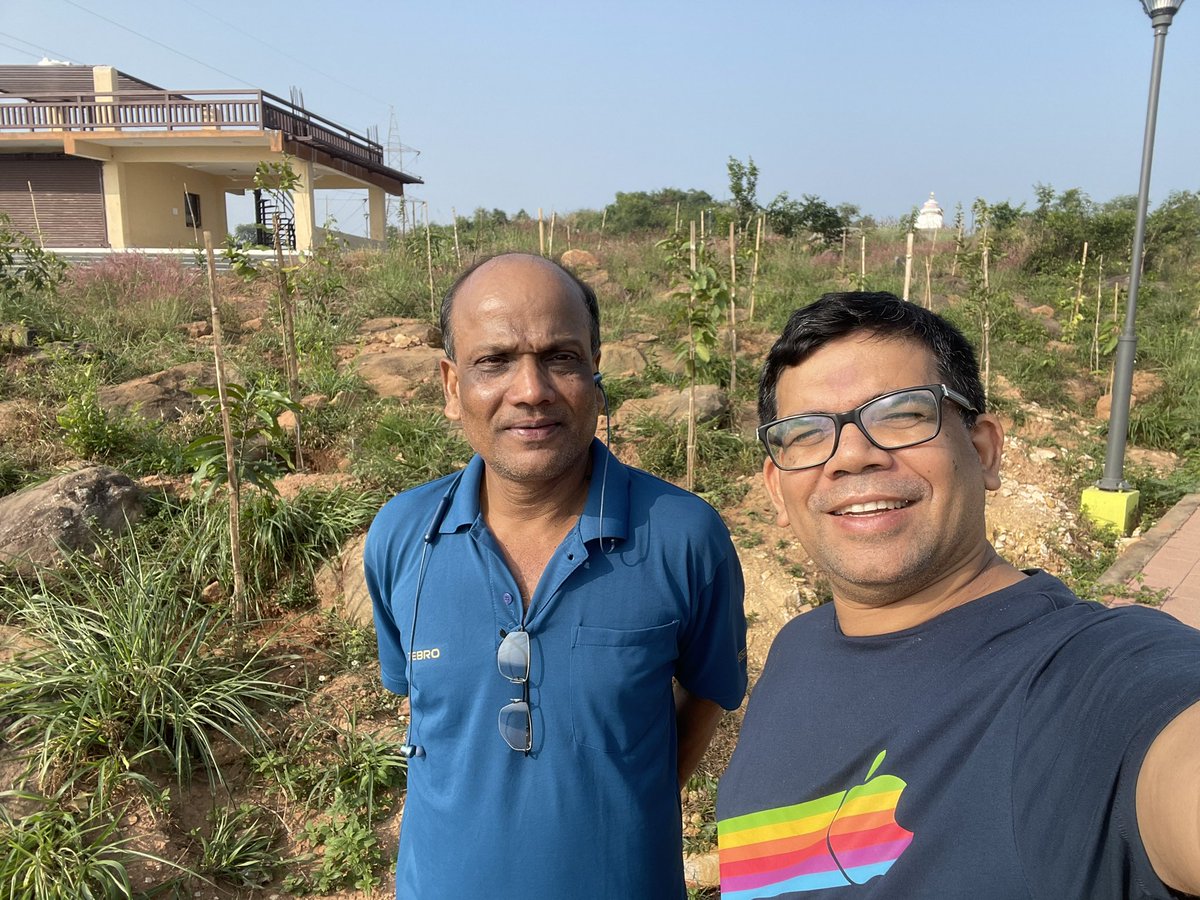 devasissarangi's tweet photo. When you bump into a fellow #Odia #twitterati @SudarshanCray , albeit for the first time , during your morning walk 🚶;discussions could range from #ClimateCatastrophe to the changing #Political landscape of #Odisha #FriendsOnTwitter even if you were strangers earlier 🙏❤️ https://t.co/o3d8NQ41t6
