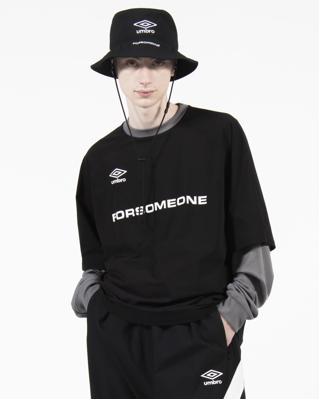 BASICKS×UMBRO umbro LOGO BUCKETHATベイシックス BASICKS（ベイシックス）の「BASICS x UMBRO umbr Logo Bucket