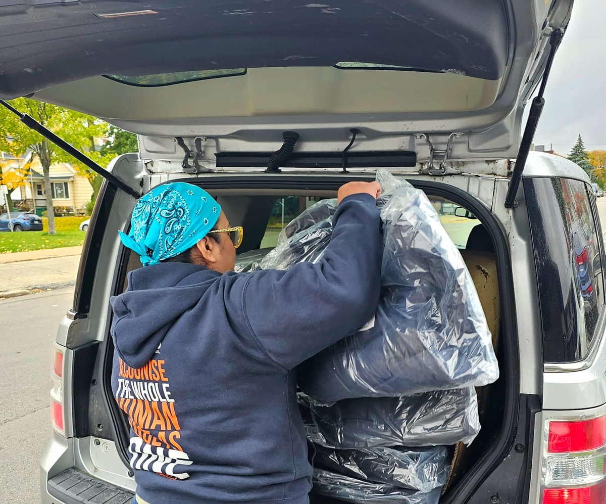 KhalsaAidUSA's tweet image. Khalsa Aid Wisconsin delivered 100 coats, gloves, socks, scarves, 250 pairs of socks, pillows and hygiene essentials to Milwaukee women's center.

#winteressentials #hygieneessentials #volunteers #milwaukee #khalsaaidusa #khalsaaid