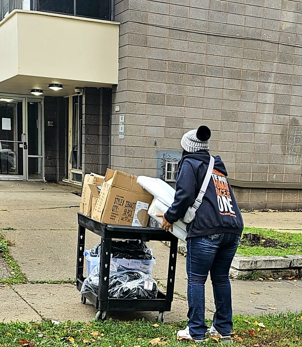 KhalsaAidUSA's tweet image. Khalsa Aid Wisconsin delivered 100 coats, gloves, socks, scarves, 250 pairs of socks, pillows and hygiene essentials to Milwaukee women's center.

#winteressentials #hygieneessentials #volunteers #milwaukee #khalsaaidusa #khalsaaid