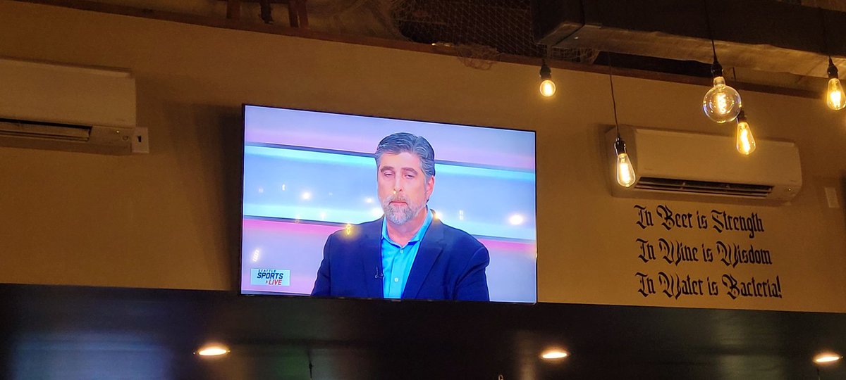 JacksonOnRadio's tweet photo. Looking good, @IanKJRFOX! #SeattleSportsLive #PoorTiming https://t.co/RmwynhiGWE