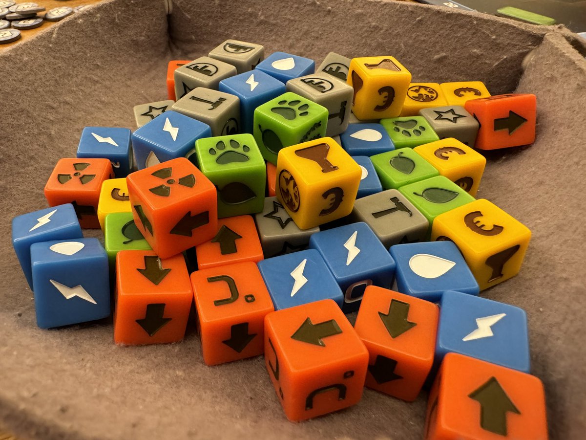 MARU3459's tweet photo. 話題のテラフォダイスを遊びました🎲🪐

リソースがダイスになったことで管理が視覚的にわかりやすくなり、カードの効果もスリムになってかなり遊びやすい
2時間かからなかったので、時間的にも程よい🎲
山盛りダイスの魅力もあって、これはかなり好きかも！ https://t.co/jS38HoFZHH