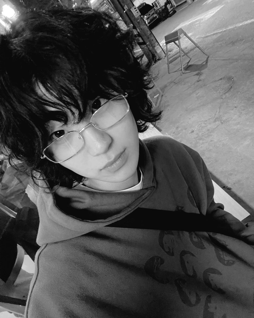 Boa noite, docinhos!  Como vocês estão? Vim mostrar mais uma vez para vocês como eu sou extremamente apaixonado por mim de óculos.