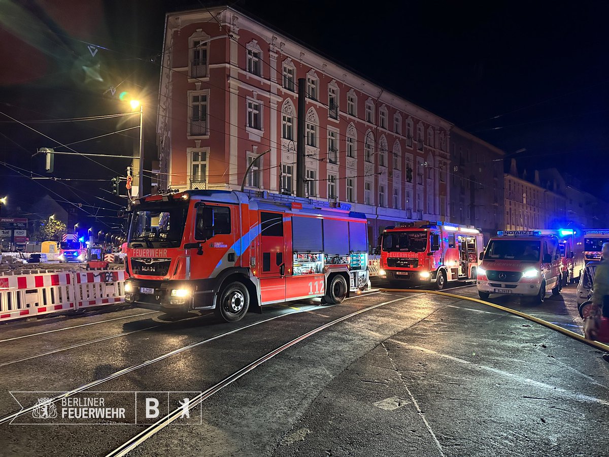 #Brandbekämpfung in #Oberschöneweide. 
In der #Wilhelminenhofstraße brannten 3 Kellerverschläge eines Wohn-& Geschäftsgebäudes. 20 Personen wurden rettungsdienstlich gesichtet-unverletzt. Der Brand wurde mit 8 PA und einem C-Rohr gelöscht. Wir waren mit 71 Einsatzkräften vor Ort.