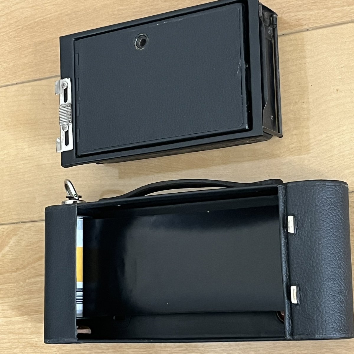 KawasemiOne's tweet photo. その昔の写真機
フィルム巻取りにテンション掛かってなく巻取りスプール側が『ピシッと』ではなく『フワッと』巻かれた状態で取出すから露光しないようにダークバッグなどで出した方が良いのかな。
なんかテンション掛かるように改造出来ないかな。
 #Kodak  #Autographic https://t.co/7Kp2nOyJ1V