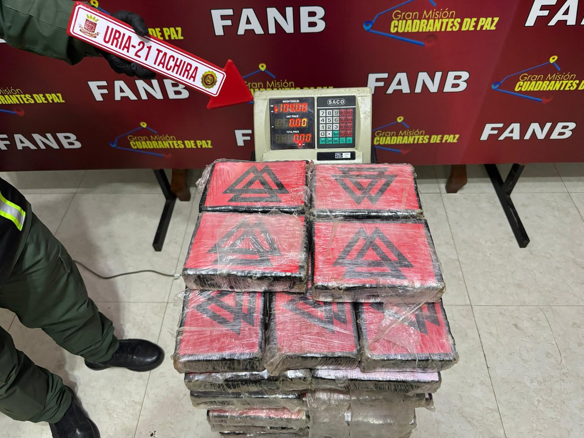 Efectivos #FANB durante labores de patrullaje y escudriñamiento en Capacho edo. Táchira, incautaron 100 envoltorios de Cocaína, peso: ciento nueve kilogramos (109,000 Kg) ocultos en dos (02) sacos dentro de un (01) vehículo tipo sedan, fueron detenidas dos personas.