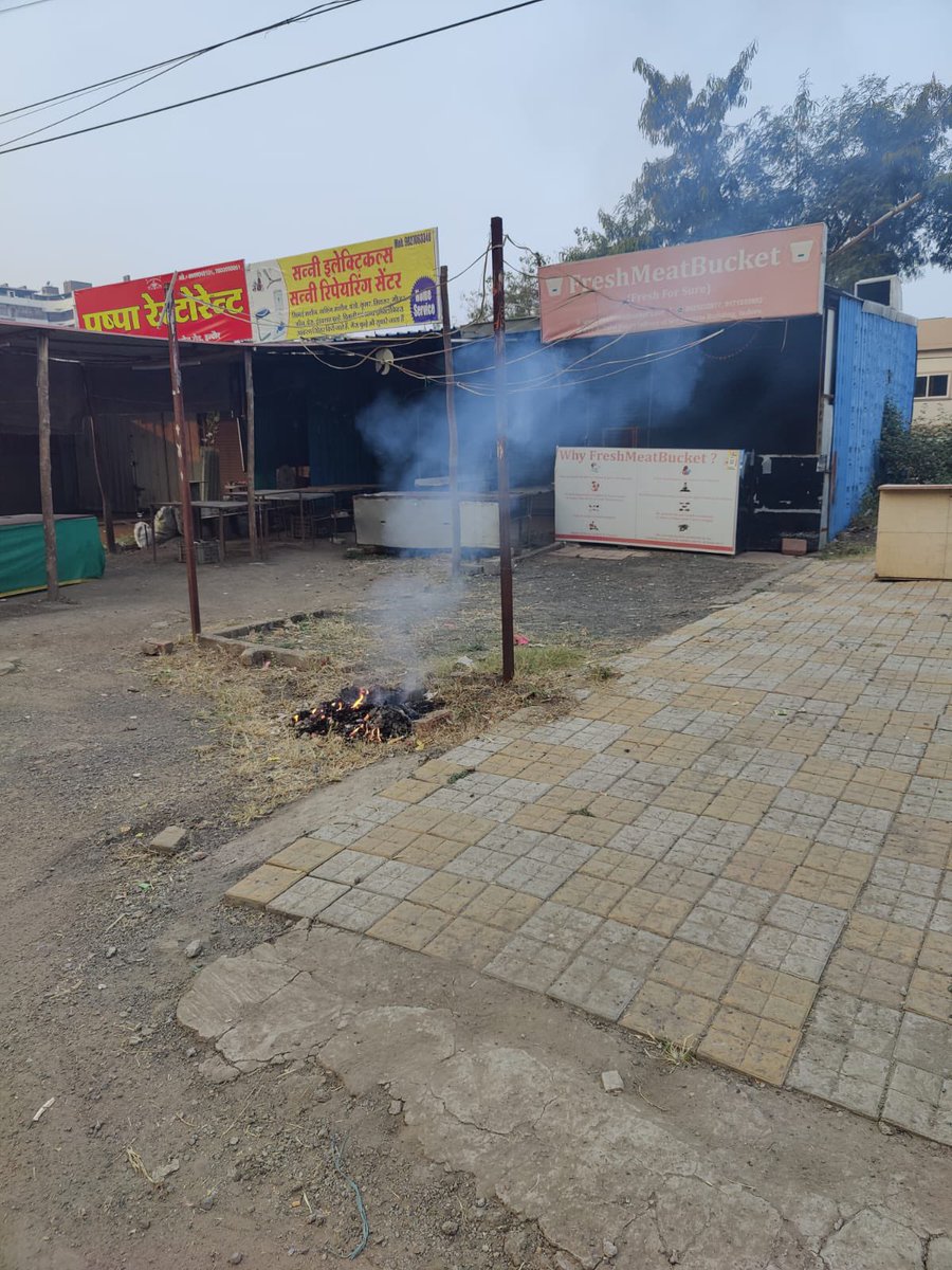 Vineet_Entrepre's tweet photo. @IndoreCollector @comindore @advpushyamitra 
Please instruct Entire ImC staff n contractors not to burn garbage. Today requested Nipania area cleaning team not to burn garbage. It become difficult for school going kids and walkers #indore #SwachhDiwali #swachhbharat @swachhbharat https://t.co/bqaZuNc131