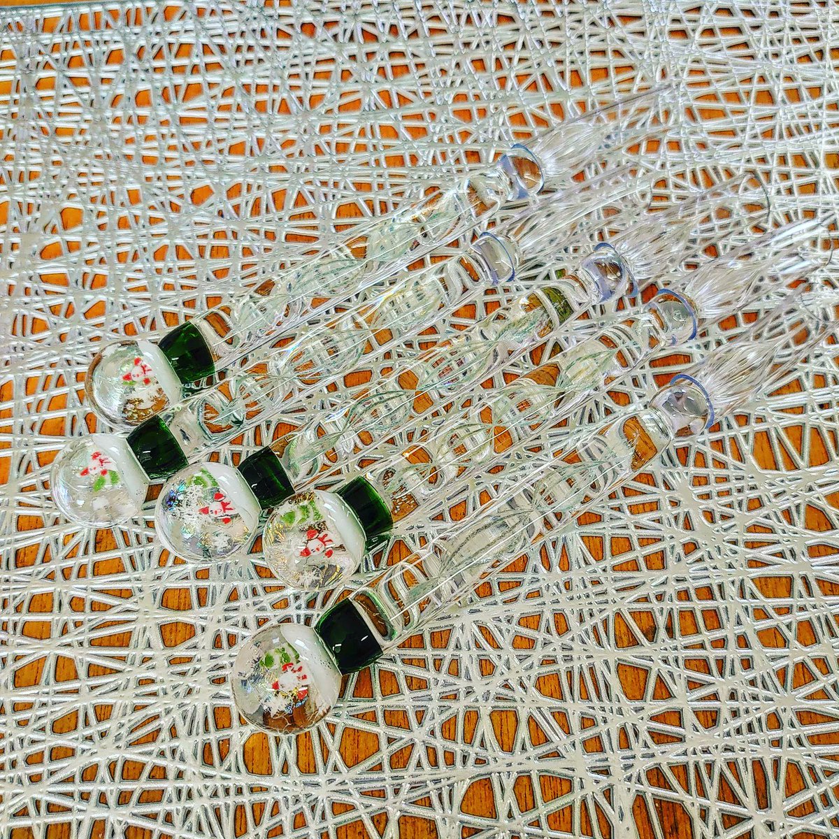 スノードームのガラスペンです。ガラスペンの先端に、直径22㎜の球体のスノードームが乗っかってます。
#とにかく自信作を見てくれ展