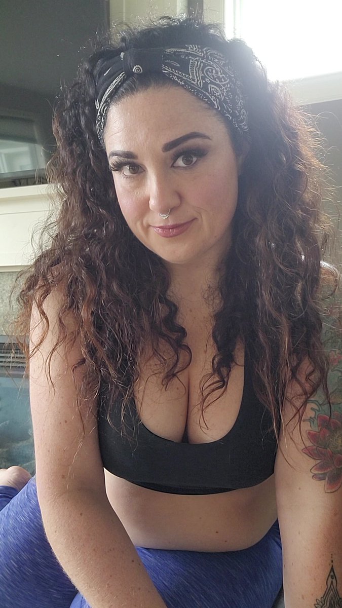 callie_grrl's tweet photo. Workouts make my heart happy! I lift weights 3x/week in the gym, what about you? What do you do for yourself, or what would you like to do? #gym #gymmodel #onlyfansgym #chubbymodel https://t.co/uv5Ng54n75