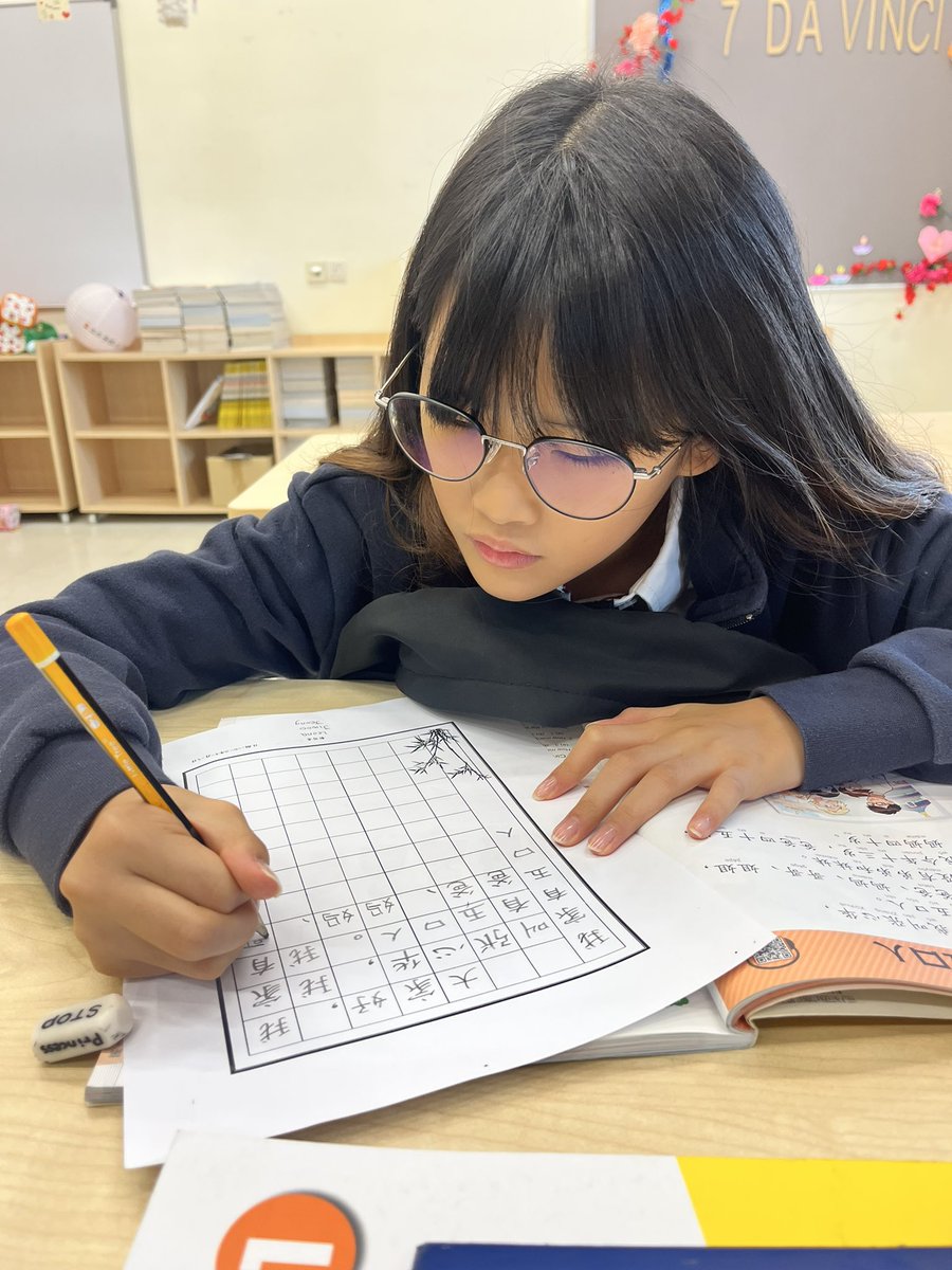 TsenIrene's tweet image. Y7 students are engaged in hard pen calligraphy activity. 
“认真做事的人最有魅力” (People who do thing’s seriously are the most charming.” I take pleasure in observing their dedication &amp;amp; seriousness while they practice this art. #his_learning #硬笔字活动