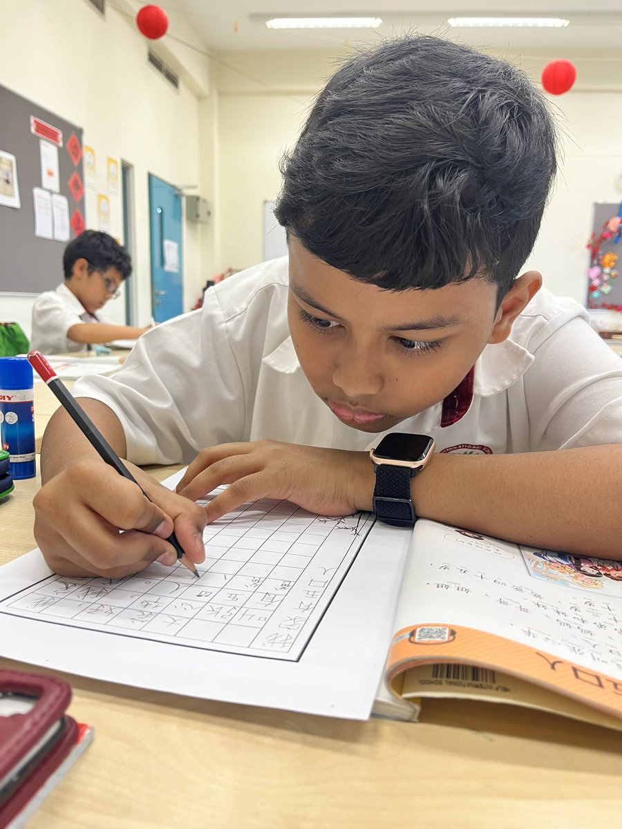 TsenIrene's tweet image. Y7 students are engaged in hard pen calligraphy activity. 
“认真做事的人最有魅力” (People who do thing’s seriously are the most charming.” I take pleasure in observing their dedication &amp;amp; seriousness while they practice this art. #his_learning #硬笔字活动