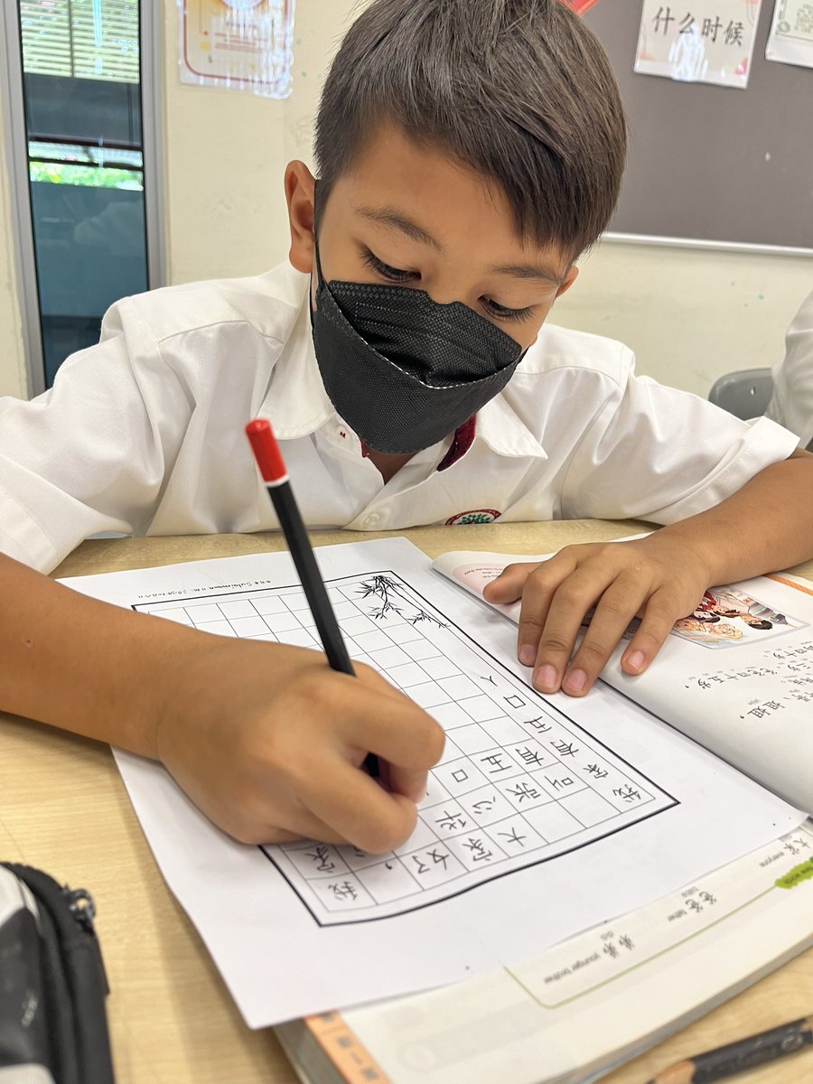 TsenIrene's tweet image. Y7 students are engaged in hard pen calligraphy activity. 
“认真做事的人最有魅力” (People who do thing’s seriously are the most charming.” I take pleasure in observing their dedication &amp;amp; seriousness while they practice this art. #his_learning #硬笔字活动