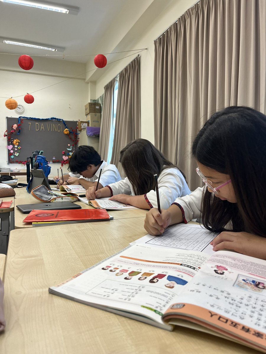 TsenIrene's tweet image. Y7 students are engaged in hard pen calligraphy activity. 
“认真做事的人最有魅力” (People who do thing’s seriously are the most charming.” I take pleasure in observing their dedication &amp;amp; seriousness while they practice this art. #his_learning #硬笔字活动