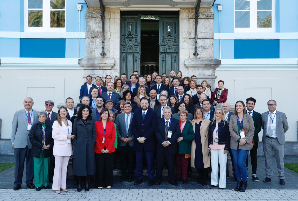 Consejeros de la ciudadanía con Presidente del Principado en Asturias en la puerta del Archivo de indianos Museo de la Emigración en Colombres Asturias