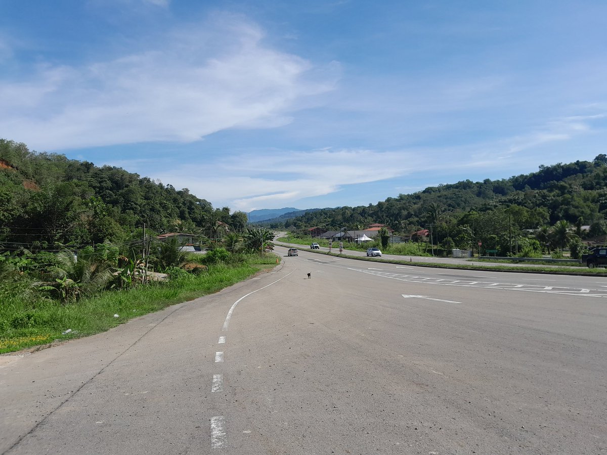 KadazanH's tweet photo. Dangerous stretch of road on the way down to Maang, Penampang. There is a U-Turn lower down the hill.

Drive safe! Save live!

Don't step on your car's accelerator. https://t.co/B4bdBXMmZ7