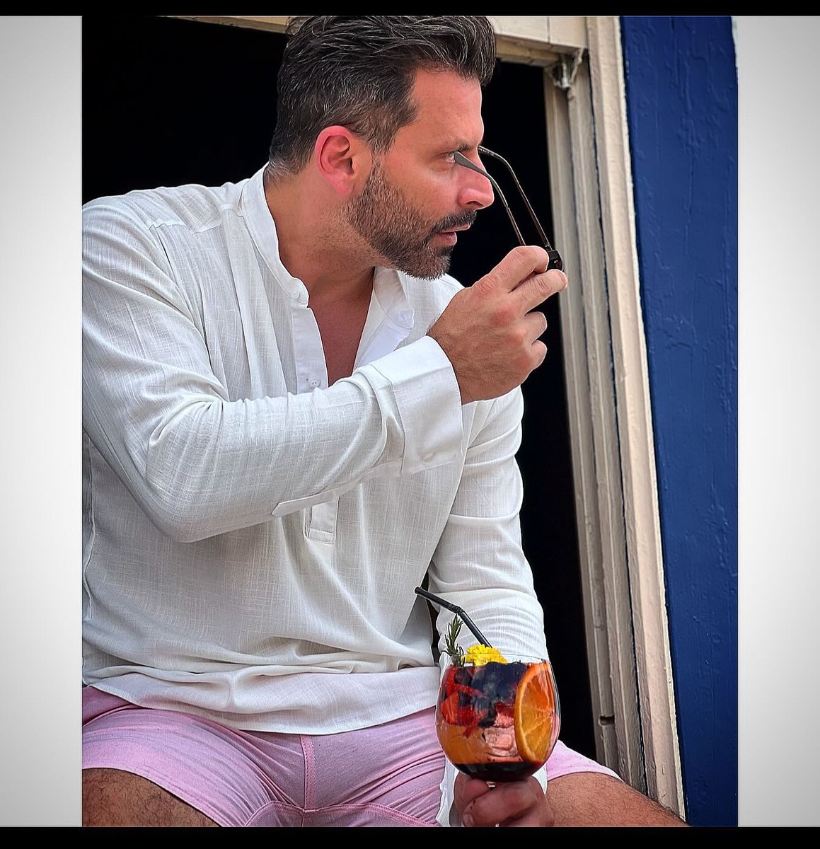 machos_deuses's tweet photo. Henri Castelli chocou seguidores exibindo volumaço no short rosa transparente. Não teve quem não desse zoom no instagram #volume #mala #maludos #henricastelli #famosossexys #famososnus #famosos #celebridades #fofoca #choquei https://t.co/4er3DuhkTT