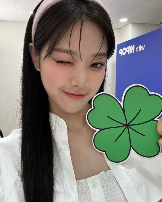 dailyaeong's tweet photo. [🎧] #LOONA #LOOSSEMBLE #HYUNJIN https://t.co/zCLN4hMnL1