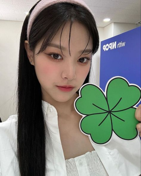 dailyaeong's tweet photo. [🎧] #LOONA #LOOSSEMBLE #HYUNJIN https://t.co/zCLN4hMnL1