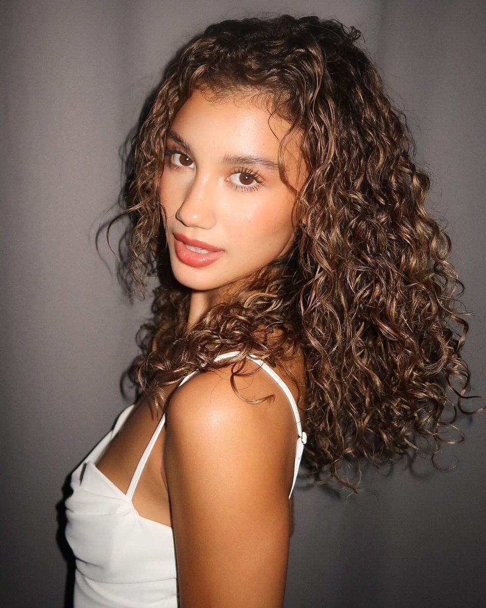 NikkiDMoura's tweet photo. Curls for the gurls🦁➰💛 https://t.co/vbB74WRzgF