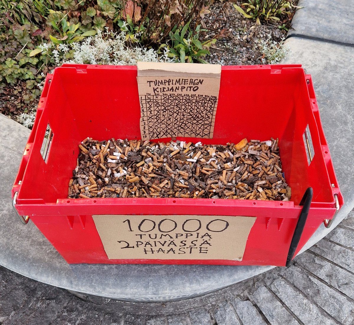 Keräsin 10 000 tupakantumppia
2 päivässä <a href="/helsinki/">Helsingin kaupunki</a> ssä. Suurimmat tumppisaaliit tuli Uuden lastensairaalan
sisäänkäynnin muureilta (1000), Stadin ammattiopistolta Käpylästä (700), Tullinpuomin Shelliltä (900), Matkalla Sörkasta Rediin (1500). Tuhkiksia ei oo ja jengi ei välitä 🤔