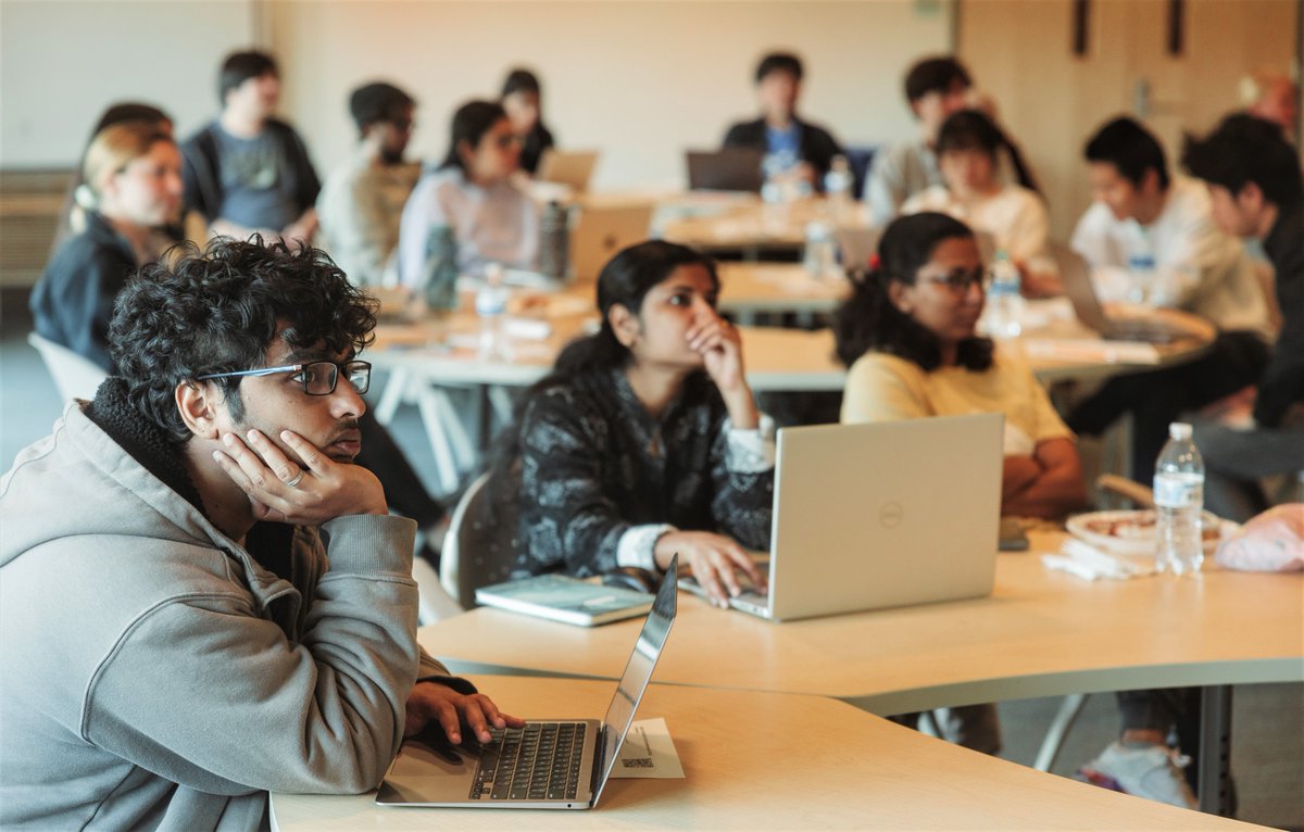 Pics from workshop for DeepMainmast and DAQ cryoEM tool by @gterashi on Oct 23. Thank you <a href="/PurdueSBBC/">Purdue Structural Biology and Biophysics Club</a> for organizing it!
 DeepMainmast for cryoEM protein modeling at: kiharalab.org/emsuites/deepm… Earlier ver paper (will be in a journal soon):biorxiv.org/content/10.110… (Photo: Pranav)