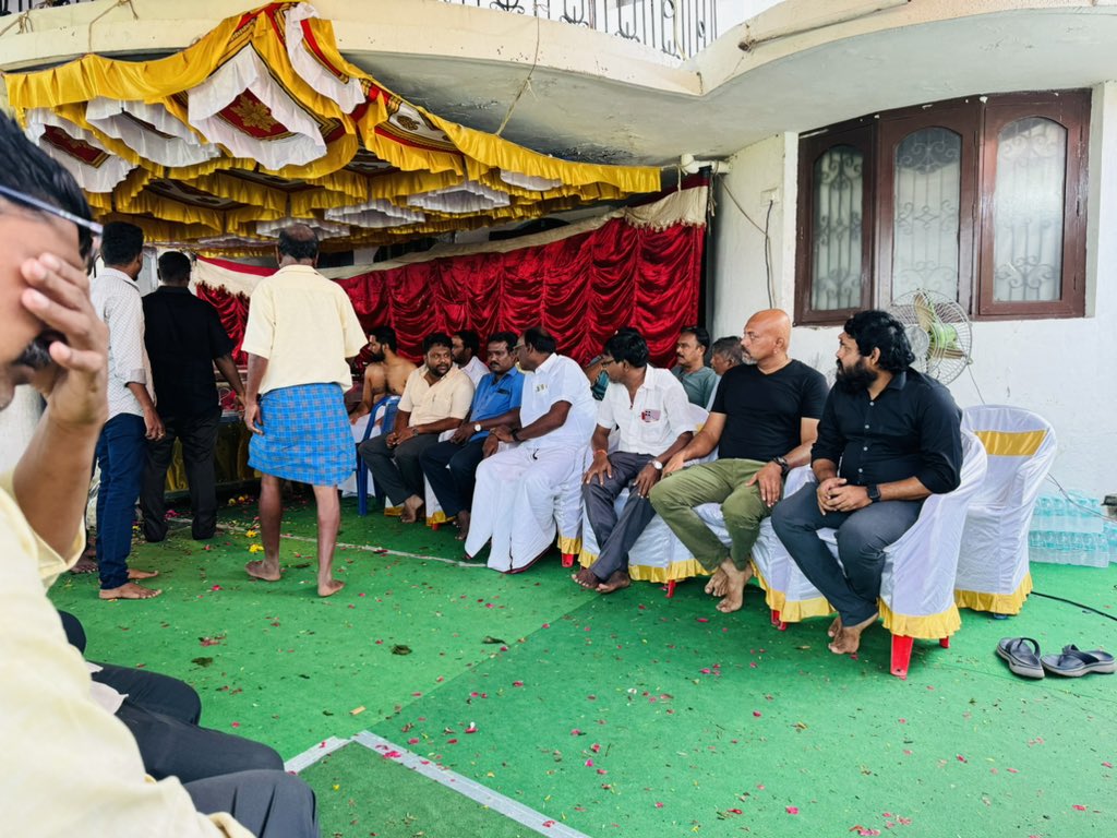BkesavanOfcl's tweet photo. கும்மிடிபூண்டி முன்னாள் சட்டமன்ற உறுப்பினர், @DMKITwing மாநில துணை செயலாளர், சென்னை மண்டலப் பொறுப்பாளர், அன்பு அண்ணன் @iamchsekar அவர்களது, தாயார் மறைவிற்கு நேரில் சென்று அஞ்சலி செலுத்தி, எனது ஆழ்ந்த இரங்கலை தெரிவித்தேன்.
#RIPAmma
@TRBRajaa | @DMKITwing https://t.co/478Y5rBNng