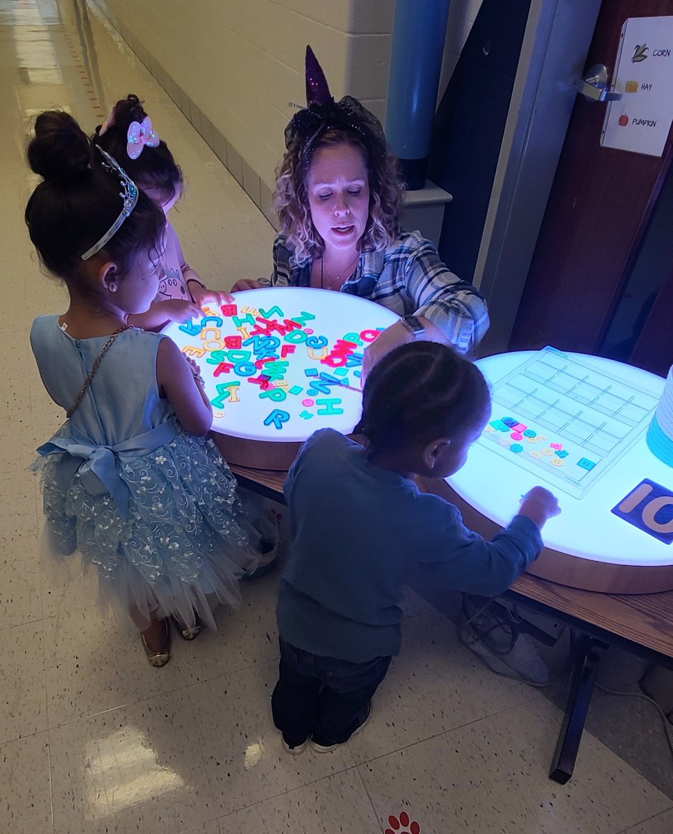 DawsonOrmanECH's tweet photo. Dawson Family  Engagement Day! We love our families and building relationships! @JCPSEARLY @BrumbackHeather https://t.co/dcFh41ExF7