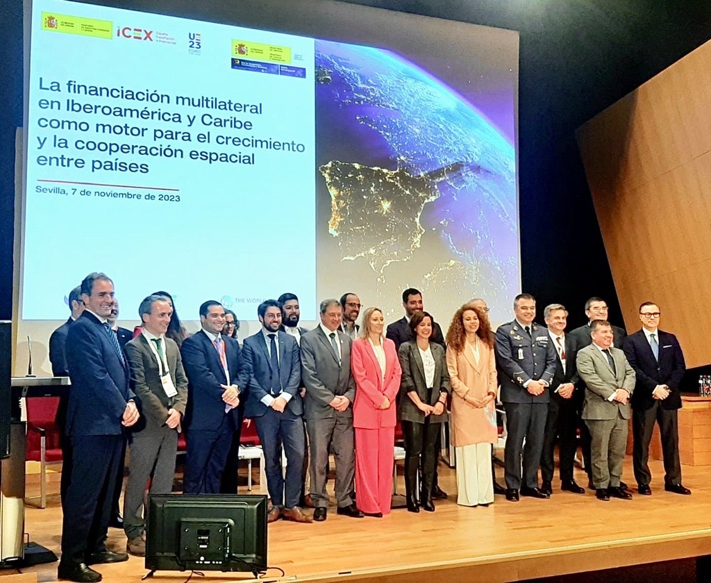AgendaCAF's tweet photo. #CAFpresente en la EU Space Week de Sevilla #EUSW2023, organizado por la @ComisionEuropea, @EU4Space y @eu2023es para promover la cooperación espacial de la #UE con más de 100 ponentes y referentes de la industria.
Nuestro Coordinador de Transformación Digital, @echomali, tuvo una destacada participación en la sesión sobre "Financiación multilateral en Iberoamérica y el Caribe como impulsor del desarrollo y cooperación espacial". Allí, expuso los logros y proyectos de CAF que contribuyen al progreso espacial 🛰️📡.
📈 Con una inversión de 470 millones de dólares en proyectos espaciales, CAF ha desempeñado un papel clave en el avance de la industria: 🇦🇷 Hemos apoyado desde el fortalecimiento de capacidades para la fabricación de componentes espaciales hasta el diseño, construcción y lanzamiento de tres satélites geostacionarios de telecomunicaciones (ARSAT 1, 2 y SG1), así como un satélite dedicado a la observación de los ecosistemas marinos (Sabiamar).
Además, se presentaron oportunidades de cooperación futura:
🇪🇺 La iniciativa Global Gateway se perfiló como un impulsor clave para proyectos de gran impacto.
🤝 Promovemos el intercambio de conocimientos tecnológicos y la estructuración conjunta de proyectos.
🏛️ Abogamos por un marco institucional y regulador que maximice el impacto de los programas y proyectos en curso.
👩🔬 Impulsamos la innovación en mecanismos de financiamiento y modelos de negocio, como se ha demostrado en el proyecto IPT en Perú.
Para obtener más información sobre las actividades y paneles de la EU Space Week, visite https://t.co/oMEiv6zmWu.